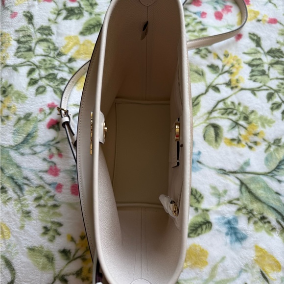 NWOT Coach Purse - 2 Different Straps - Never Worn - Picture 8 of 15